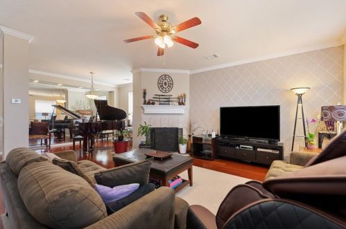 3921 Cyn Gln Cir, Austin TX 78732-2187 exterior