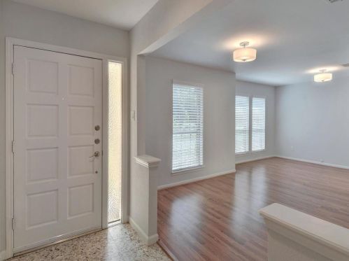 7202 Fence Line Dr, Austin TX  78749-2312 exterior