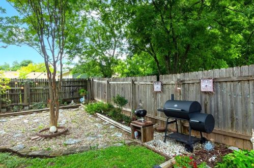 9806 Cottle Dr, Austin TX 78753-4305 exterior
