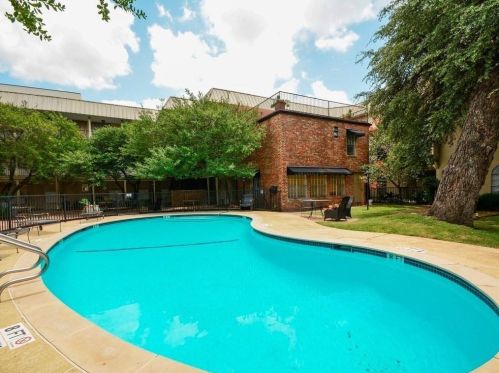 910 Duncan Ln, Austin TX  78705-2658 exterior