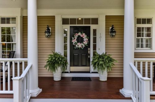 101 Palmer Rd, Mashpee, MA 02649-3216