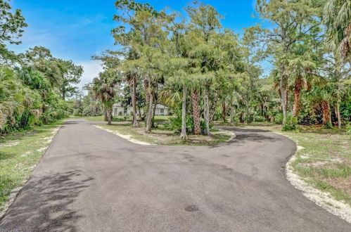 475 19th St, Naples, FL 34117-3327