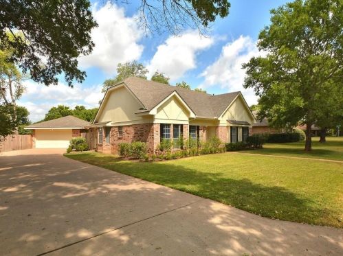 7202 Fence Line Dr, Austin TX  78749-2312 exterior