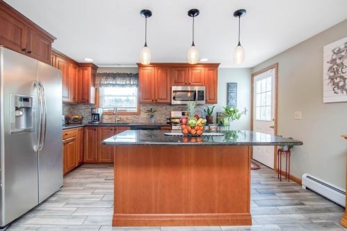 61 Moreau Dr, Chicopee MA 01020-4826 exterior