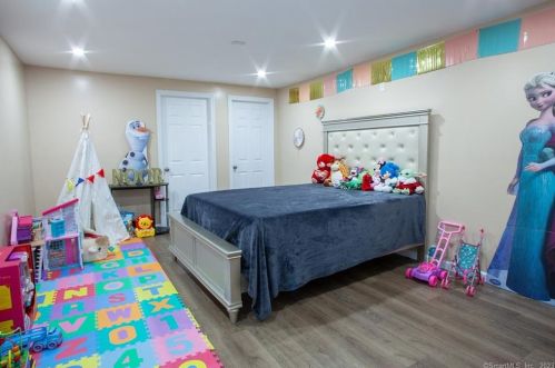 39 Charing Rd, Wapping CT  06074-2228 exterior