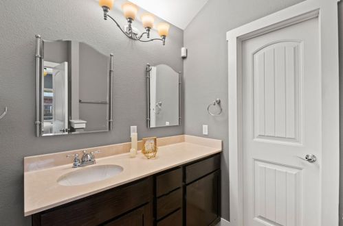 7000 Bay City Bnd, Austin TX 78725-2938 exterior