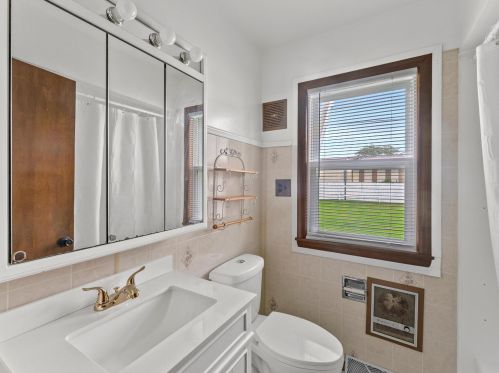 1216 Cherry Rd, Manitowoc WI 54220-1918 exterior