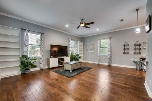 4202 Cabell Dr, Dallas TX  75204-3657 exterior