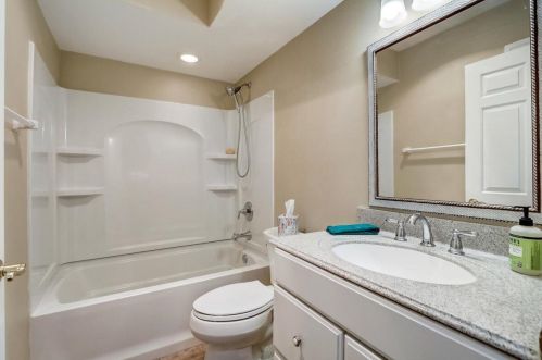 303 Parkview Ct, Chenequa WI exterior