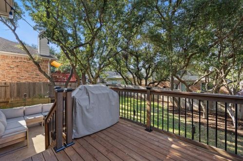 4246 Cyn Gln Cir, Austin TX 78732-2187 exterior
