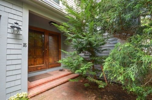 18 Punkhorn Point Rd, Mashpee, MA 02649-3873