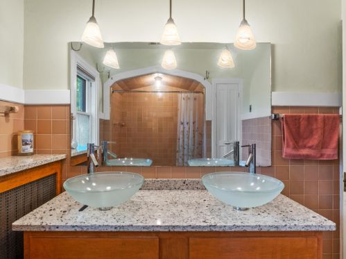 704 Oak St, Manitowoc WI 54220-2848 exterior