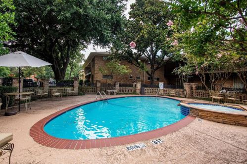 6135 Bandera Ave, Dallas TX 75225-3381 exterior