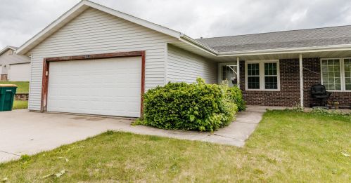 622 Lous Way, Slinger, WI 53086-9330