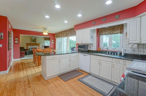 677 Greenway Ter, Chenequa WI 53029-1169 exterior