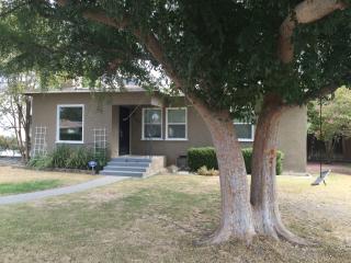 2732 30th St, Bakersfield, CA 93301-1725