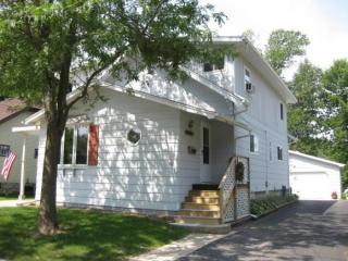 367 Oak St, Menasha, WI 54952-3335