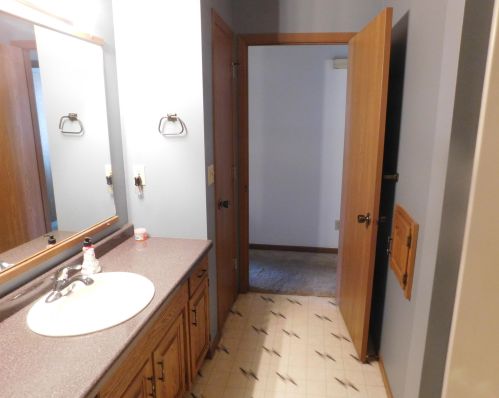 941 42nd St, Manitowoc WI  54220-4700 exterior