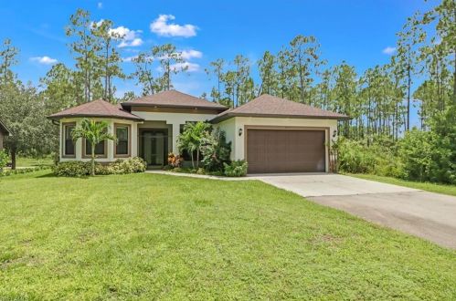 4026 10th Ave, Naples, FL 34117-9136