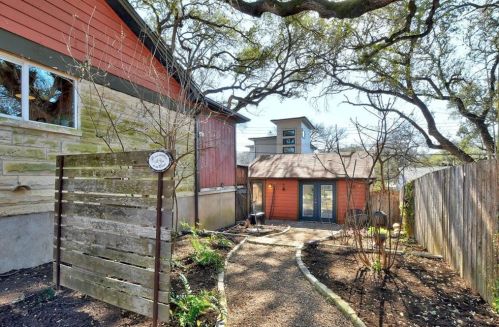 2201 De Verne St, Austin TX 78704-3929 exterior