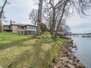 3460 Kings Point Rd, Orono, MN 55331-9621