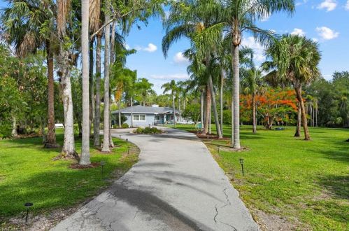 825 5th St, Naples, FL 34117-2288