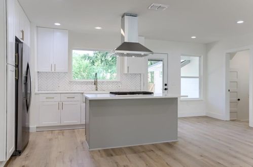 8400 Burrell Dr, Austin TX 78757-7828 exterior