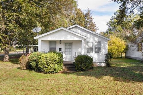 601 1st St, Tuscumbia, AL 35674-2118