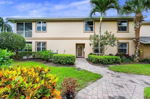 6832 Ascot Dr, Naples, FL 34113-2709