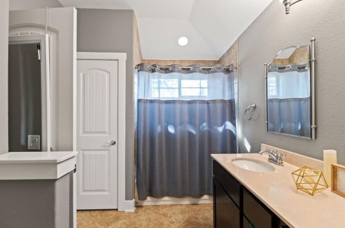 7000 Bay City Bnd, Austin TX 78725-2938 exterior