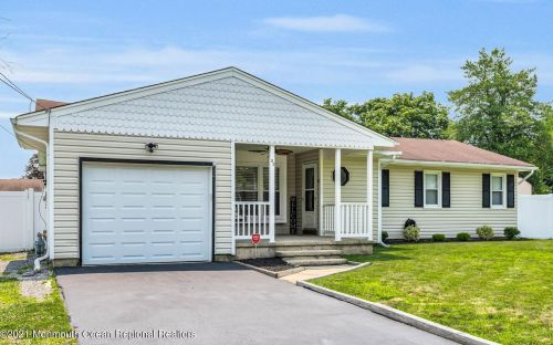 32 Veeder Ln, Berkeley Township, NJ 08721-1805