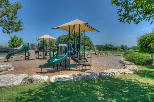 3921 Cyn Gln Cir, Austin TX 78732-2187 exterior