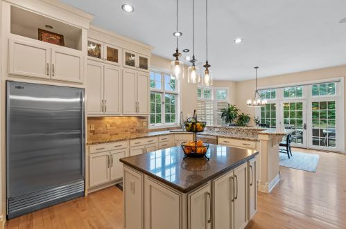 1704 Cedar Bnd, Chenequa WI 53029-8665 exterior