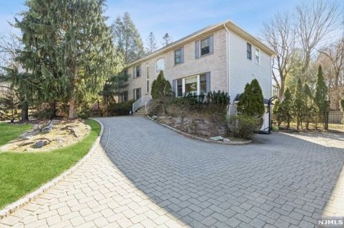 25 Alpine Dr, Closter, NJ 07624-2808