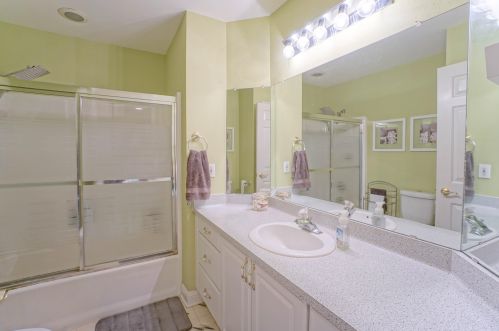 677 Greenway Ter, Chenequa WI 53029-1169 exterior