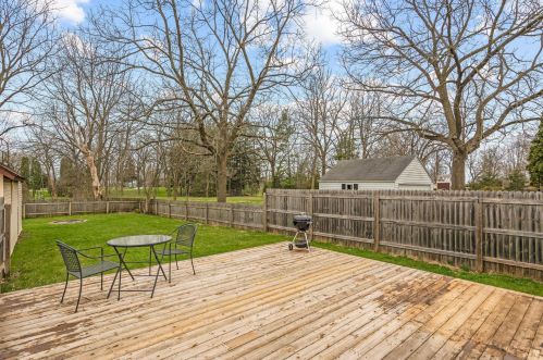 335 Hl St, Chenequa WI 53029-1906 exterior