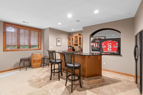 1704 Cedar Bnd, Chenequa WI 53029-8665 exterior