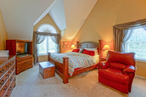 677 Greenway Ter, Chenequa WI 53029-1169 exterior