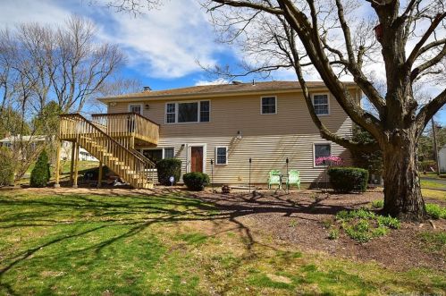 33 Tudor Hill Rd, Wapping CT  06074-3534 exterior