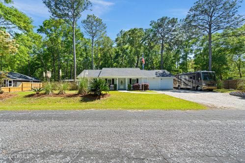 4 Red Tip Rd, Beaufort, SC 29907-2206