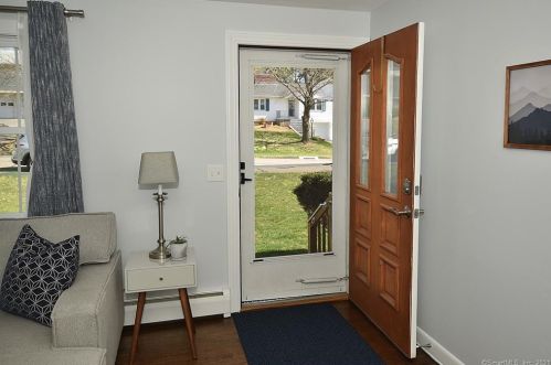 33 Tudor Hill Rd, Wapping CT  06074-3534 exterior