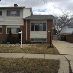 9251 Courtland Dr, Niles, IL 60714-1327