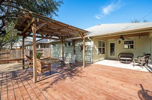 7000 Bay City Bnd, Austin TX 78725-2938 exterior