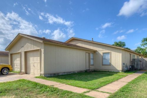 6906 Deep Cir, Austin TX 78744-5235 exterior