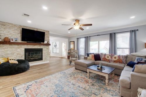 7103 Anaqua Dr, Austin TX  78750-8310 exterior