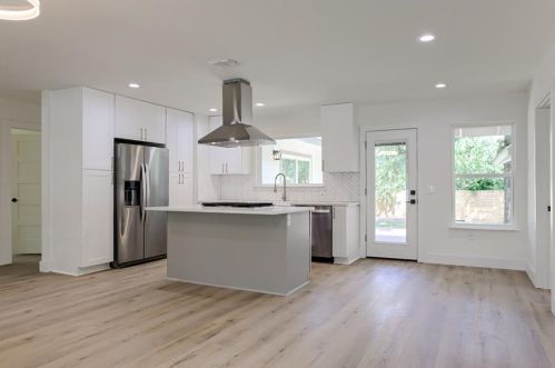 8400 Burrell Dr, Austin TX 78757-7828 exterior