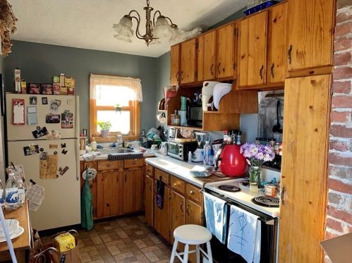 21 Whittier Pl, Chicopee MA 01013-1414 exterior