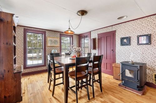 10 Singletary Ave, Sutton MA 01590-1842 exterior