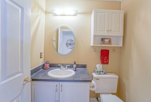 677 Greenway Ter, Chenequa WI 53029-1169 exterior