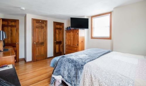 61 Moreau Dr, Chicopee MA 01020-4826 exterior